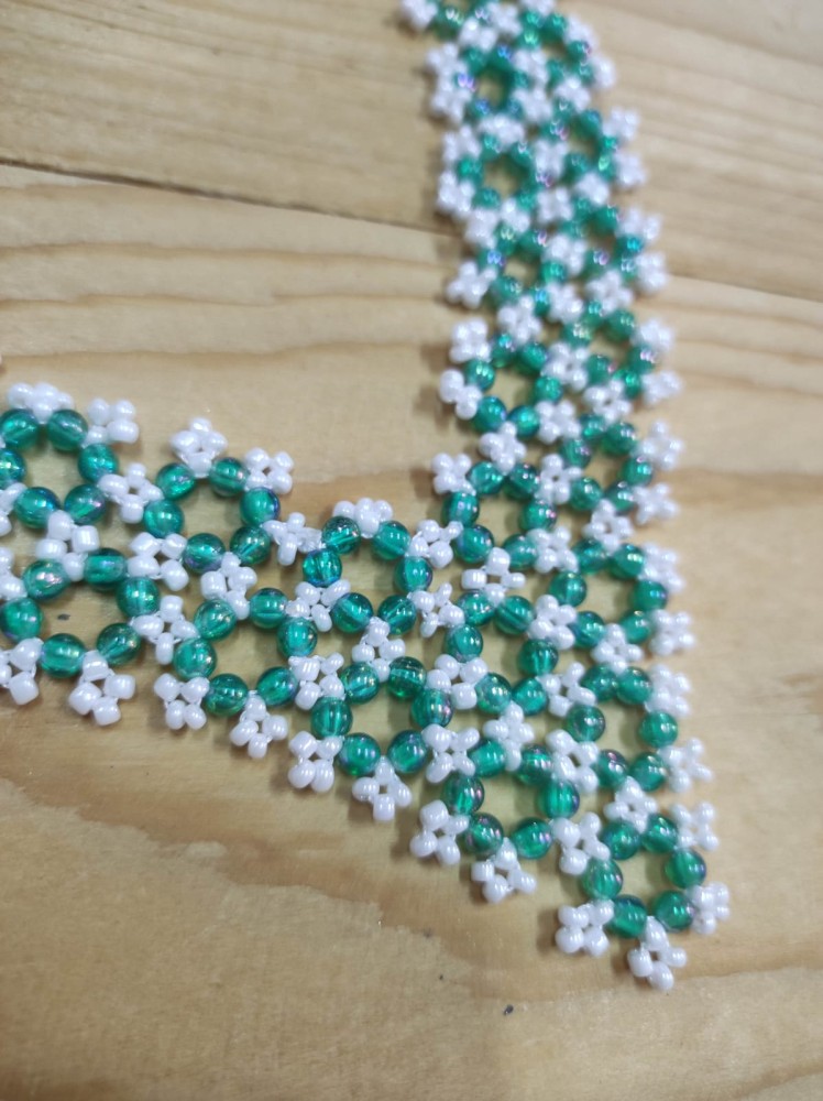 ΚΟΛΙΕ ΜΕ ΑΣΠΡΕΣ ΚΑΙ ΠΡΑΣΙΝΕΣ ΧΑΝΤΡΕΣ