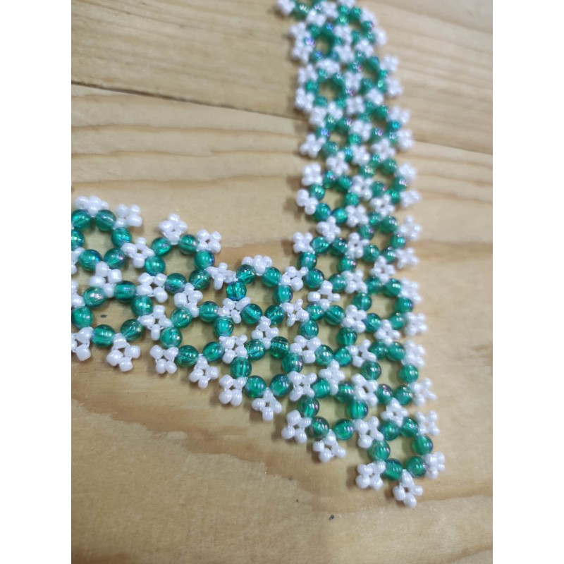 ΚΟΛΙΕ ΜΕ ΑΣΠΡΕΣ ΚΑΙ ΠΡΑΣΙΝΕΣ ΧΑΝΤΡΕΣ