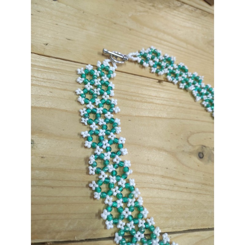 ΚΟΛΙΕ ΜΕ ΑΣΠΡΕΣ ΚΑΙ ΠΡΑΣΙΝΕΣ ΧΑΝΤΡΕΣ