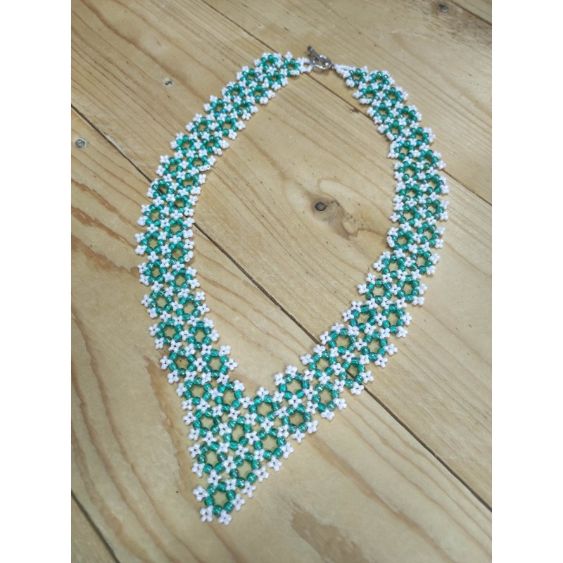 ΚΟΛΙΕ ΜΕ ΑΣΠΡΕΣ ΚΑΙ ΠΡΑΣΙΝΕΣ ΧΑΝΤΡΕΣ