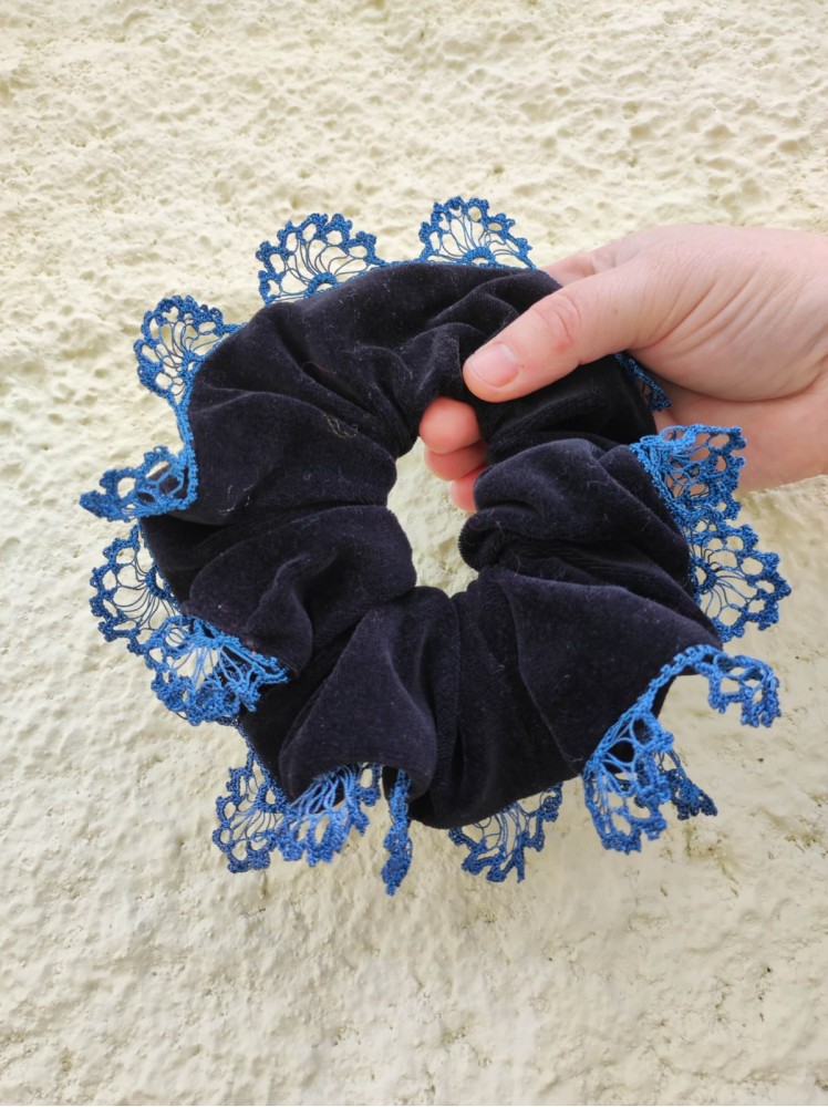 SCRUNCHIE ΓΙΑ ΤΑ ΜΑΛΛΙΑ ΒΕΛΟΥΔΟ ΜΕ ΤΑΝΤΕΛΑ ΠΛΕΚΤΗ ΜΕ ΤΟ ΒΕΛΟΝΑΚΙ