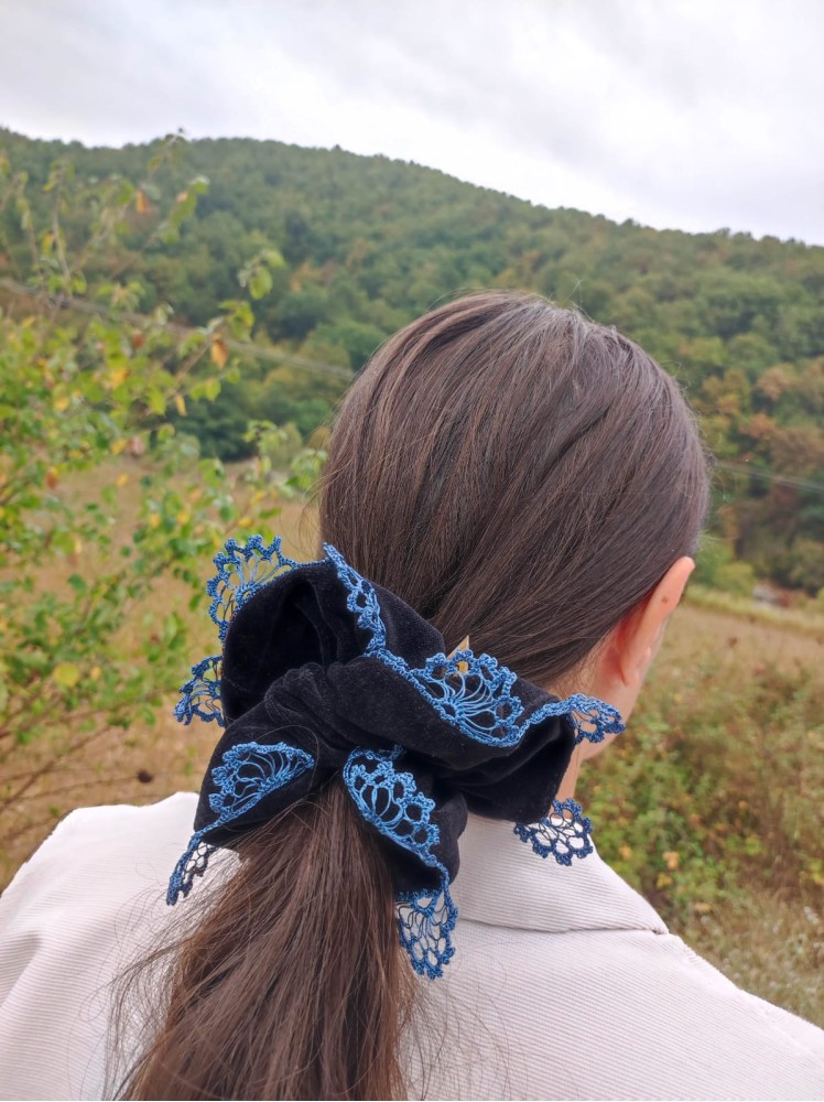 SCRUNCHIE ΓΙΑ ΤΑ ΜΑΛΛΙΑ ΒΕΛΟΥΔΟ ΜΕ ΤΑΝΤΕΛΑ ΠΛΕΚΤΗ ΜΕ ΤΟ ΒΕΛΟΝΑΚΙ