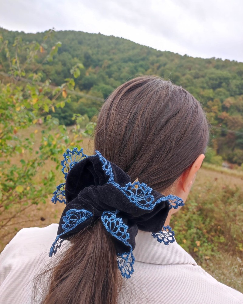 SCRUNCHIE ΓΙΑ ΤΑ ΜΑΛΛΙΑ ΒΕΛΟΥΔΟ ΜΕ ΤΑΝΤΕΛΑ ΠΛΕΚΤΗ ΜΕ ΤΟ ΒΕΛΟΝΑΚΙ