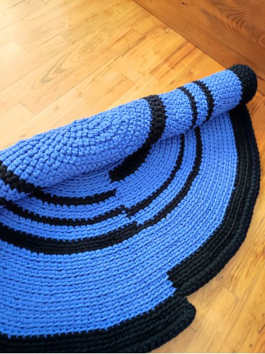 Asymmetric round rug