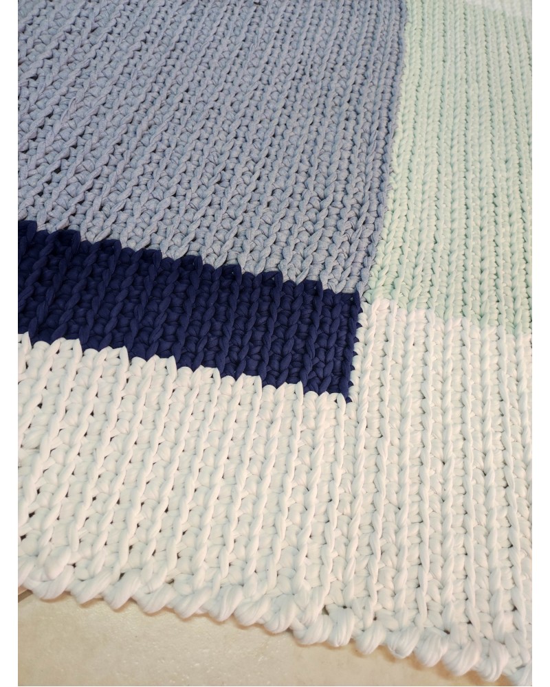RECTANGULAR WHITE CARPET WITH BLUE PATTERNS