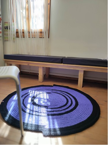 Asymmetric round rug