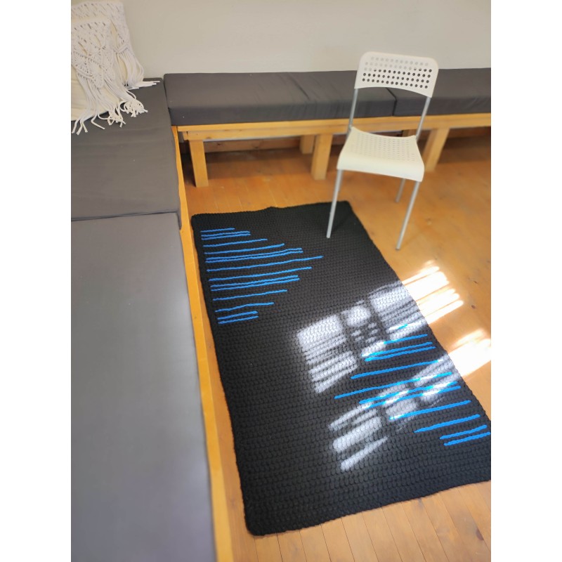 Ορθογώνιο μαύρο χαλί με ρίγες