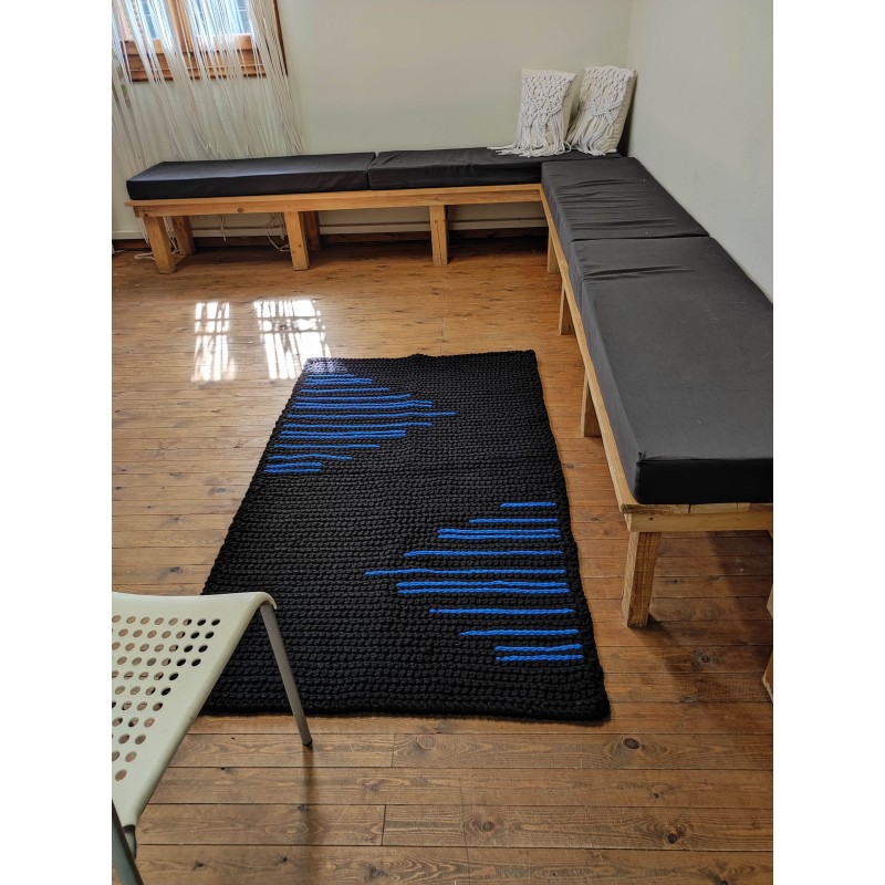 Ορθογώνιο μαύρο χαλί με ρίγες