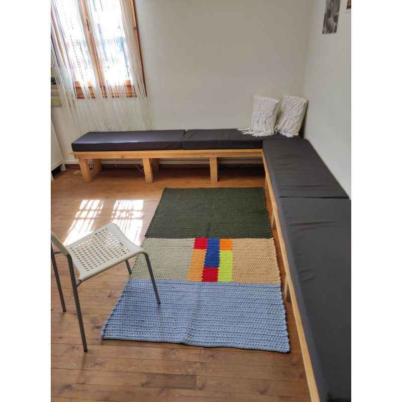 Ορθογώνιο χαλί με γεωμετρικά σχέδια στο κέντρο