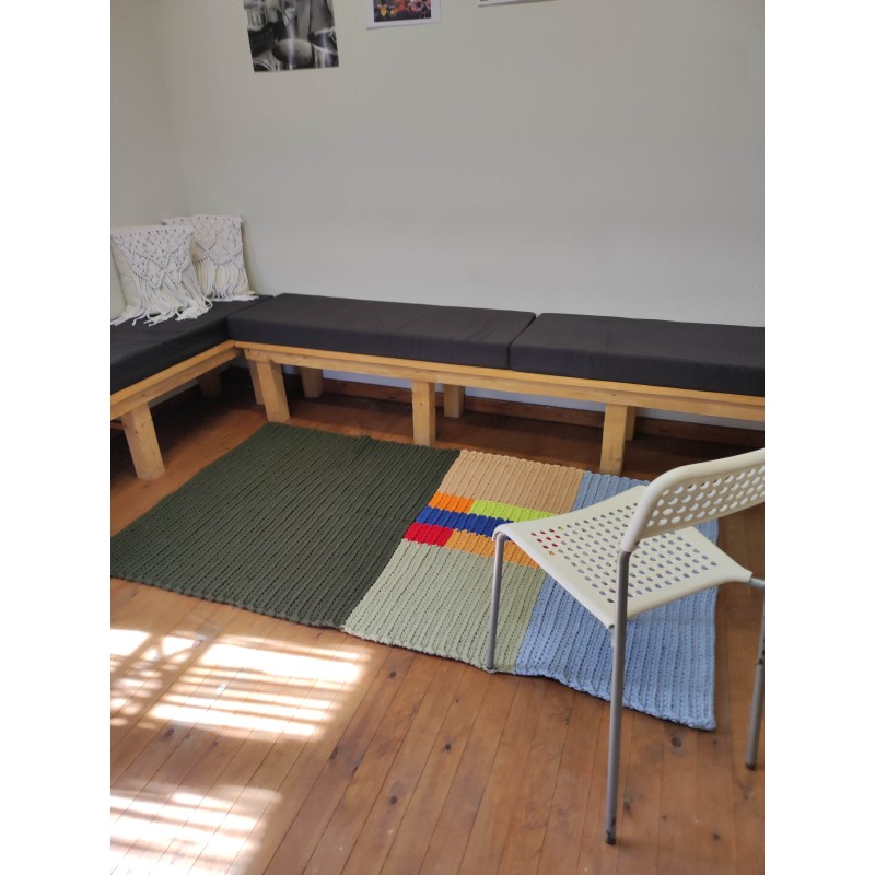 Ορθογώνιο χαλί με γεωμετρικά σχέδια στο κέντρο