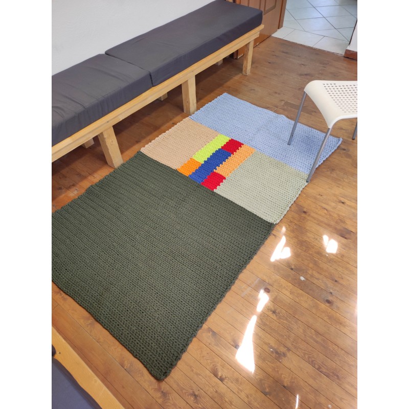 Ορθογώνιο χαλί με γεωμετρικά σχέδια στο κέντρο