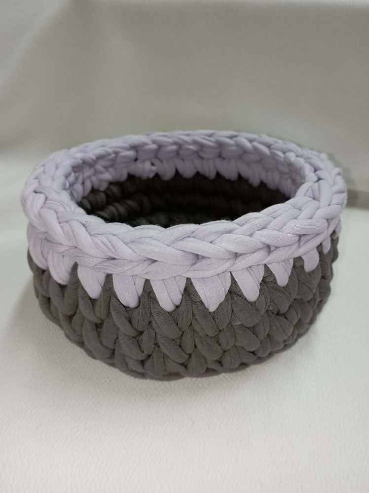 TWO-TONE KNITTED BASKET WITH HOOK